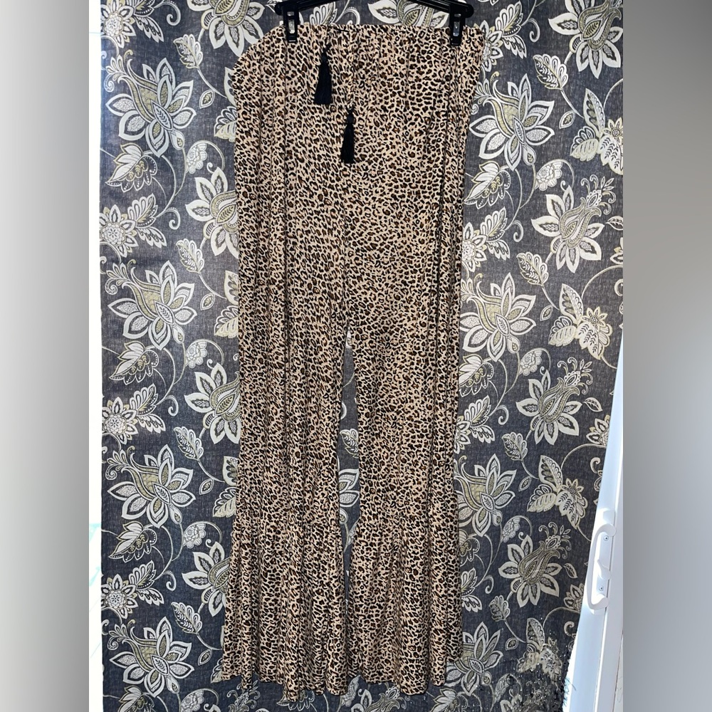 Women’s ruffled leg leopard pants